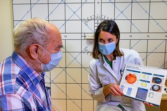 Muss beim Grauem Star operiert werden? - Was passiert da in meinem Auge? Dr. Nancy Diedenhofen von der Augenklinik im Chemnitzer Klinikum erklärt Bernd Fischer den Grauen Star.
