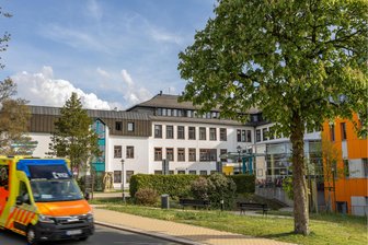 Muss das Krankenhaus Rodewisch wieder Gewinne an den Vogtlandkreis abführen? Stimmen von AfD, BSW und Linken entscheiden - Der Vogtlandkreis ist Träger des Krankenhauses Obergöltzsch in Rodewisch.