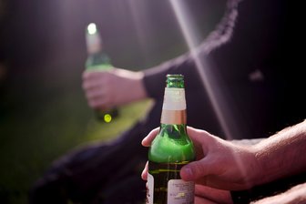 „Muss das sein?“ – was die Mittweidaer von der Trinkerszene am Markt halten - Auf dem Markt in Mittweida sind oft betrunkene Menschen zu sehen.