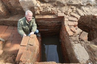 Muss ein Stück der Chemnitzer Stadtgeschichte neu geschrieben werden? - Grabungsleiter Peter Hiptmair am Fundort. Die Untersuchungen zwischen der Zschopauer und der Augustusburger Straße förderten schon früher Bemerkenswertes zutage, etwa die Überreste eines früheren Gasthofs.