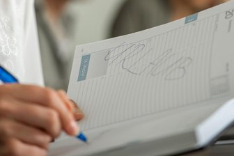 Muss ich den Urlaub für das ganze Jahr festlegen? - Den Urlaub für das ganze Jahr vorplanen? Was für Arbeitgeber wünschenswert ist, kann Arbeitnehmer unter Druck setzen.