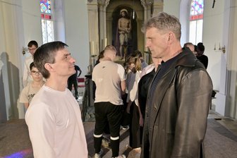 „Muss nur noch kurz die Welt retten“: Wie das Ortmannsdorfer Passionsspiel die Zuschauer packt - Der Weiße und der Schwarze König: Matthias Bachmann (l.) und Heiko Schebitz am Samstag bei der Probe in der Kirche Ortmannsdorf.