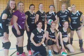 "Mussten die Reißleine ziehen" - Sie standen bis zuletzt für den ESV Nassauin der Bezirksliga am Netz: Selina Hinz, Jenny Becker, Claudia Kaden, Doris Stirl, Alexandra Lippmann, Christiane Rothe und Doreen Kaden ( (hintere Reihe von links)) sowie Michaela Glasser, Nelly Mai und Nadine Wolf. 