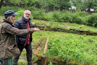 Musterbeispiel für Artenschutz im Erzgebirge: Die Streuobstwiese – und was sie leisten kann - Andreas Bochmann (l.) von der Naturherberge Affalter erläutert Matthias Scheffler vom Landschaftspflegeverband Westerzgebirge die Anbaustrategie im hauseigenen Garten. Zum Bestand gehören aber nicht nur Beete mit Kräutern, Gemüse & Co., sondern vor allem zahlreiche Obstbäume.