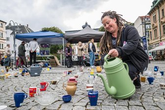 Mut schöpfen in Aue: Aktion macht auf häusliche Gewalt im Erzgebirge aufmerksam - Die hauptamtliche Beraterin Nadja Buhl von der Opferhilfe Sachsen beim „Mut schöpfen“.