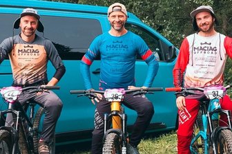 Mut und Muskelkraft als "Motor" - Erreichten in der tschechischen Enduro-Serie zumeist gute Ergebnisse: Marc Schubert, André Schubert und Kevin Lindner (von links) von der Mountainbike-Initiative "Shred-Erz".
