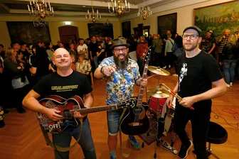 "Mut zur Hässlichkeit" im Hohenstein-Ernstthaler Rathaus - Danny Fiegert, Robert Fröhlich und Alexander Frieske (v.l.) brachten „Mut zur Hässlichkeit“ in den Ratsaal.