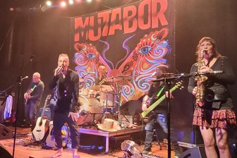 Mutabor in Zwickau: Wenn der Frontmann barfuß tanzt - Die Mutabor-Musiker um Frontmann Axel Steinhagen heizten den Fans im Gasometer über zwei Stunden hinweg ein.