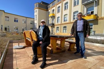 Mutig: Warum eine Firma aus dem Erzgebirge 3,5 Millionen Euro in einen einstigen VEB steckt - Stephanie Wehner lebt in der Wohnanlage. Rechts: Andreas Klehr von Gerlach Bauträger.