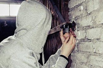 Mutiger Anwohner sperrt Einbrecher im Keller ein - Die Einbrecher brachen die Vorhängeschlösser an zwei Abteilen auf.