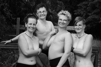Mutmacherfotos gegen den Krebs - Vier Frauen aus Sachsen haben in diesem Jahr beim Projekt "Schön und stark" mitgemacht - Lilian Langer aus Annaberg-Buchholz (rechts) ist eine von ihnen.