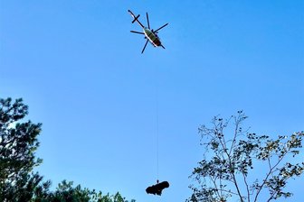 Mutmaßlich beim Toilettengang abgerutscht: Tourist stürzt in Sachsen 15 Meter in die Tiefe - Mit dem Rettungshubschrauber Christoph 62 wurde am Wochenende ein am Rauenstein abgestürzter Tourist in ein Krankenhaus geflogen.