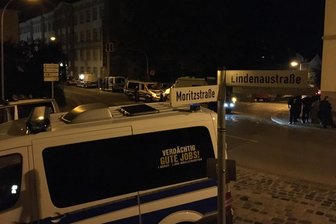 Mutmaßlich bewaffneter Mann soll sich außerhalb von Sachsen aufhalten - Die Polizei prüfte in der Nacht, ob sich der Gesuchte im Postgebäude von Limbach-Oberfrohna verschanzt hat. Das erwies sich als Trugschluss.