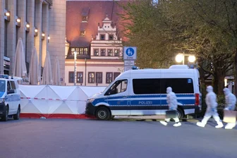 Mutmaßliche Amokfahrt in Leipzig: Beschuldigter soll laut Ermittlungsrichter in Psychiatrie - Kriminaltechniker gehen zum Tatfahrzeug. 