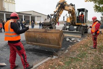 Mutmaßliche Bombe erweist sich als Wasserrohr - keine Evakuierung in Dresden - Mitarbeiter des Kampfmittelbeseitigungsdienstes stehen im Ostra-Gehege am Rande der Innenstadt am Fundort einer möglichen Fliegerbombe.