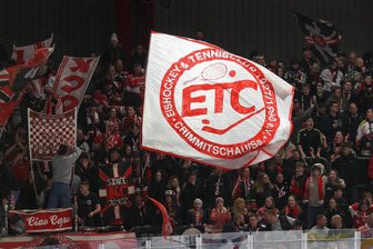 Mutmaßliche Eishockeyfans bringen in Crimmitschau ein ETC-Graffiti an: Polizei stellt zwei der vier Tatverdächtigen - Fans der Eispiraten Crimmitschau schwenken im Stadion eine ETC-Fahne.
