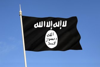 Mutmaßliche IS-Terroristen in Sachsen festgenommen: Weitere Verhaftungen könnten folgen - Unter diesem Banner der Terrororganisation „Islamischer Staat“ sollen drei Iraker, die jetzt in Sachsen verhaftet worden sind, gekämpft haben.