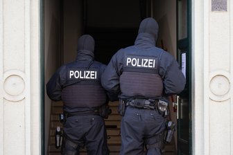 Bei einer Polizei-Aktion am frühen Morgen wurden in Mecklenburg-Vorpommern, Brandenburg und Hessen fünf Verdächtige festgenommen. Sie sollen unter anderem Anschläge auf Geflüchtete und politisch Andersdenkende geplant haben.