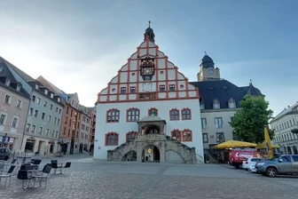 Auf den Treppen des Rathauses in Plauen zündete die Gruppe Pyrotechnik.