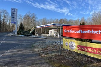 Mutmaßliche Tankstellenräuber von Freiberg vor Gericht: Warum die Betreiberin auf eine harte Strafe hofft - Das Tankcenter an der Kleinschirmaer Straße in Freiberg am Montagmittag. Wenige Stunden zuvor hatte in Chemnitz der Prozess gegen drei junge Männer begonnen, die die Tankstelle am 5. Mai 2024 überfallen haben sollen.