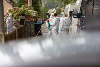 Mutmaßlicher Dreifach-Axtmord im Vogtland: Gutachten soll jetzt Schuldfähigkeit eines 28-Jährigen klären - Drei Menschen waren Anfang Juni in einem Haus in Tirpersdorf Opfer einer Gewalttat geworden.