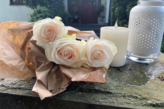 Mutmaßlicher Dreifachmord im Vogtland: Wie ein Dorf mit Schock und Trauer umgeht - Trauernde legten Rosen am Haus der drei Getöteten in Tirpersdorf nieder und entzündeten Kerzen.
