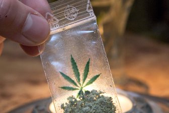 Mutmaßlicher Drogendealer wirft Bong auf Polizisten - Eine Tüte mit Marihuana vor eine Bong.