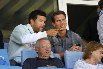 Mutmaßlicher neuer Trainer verfolgt ersten CFC-Heimsieg der Saison - Auf der Tribüne unterhielten sich Ex-Nationalspieler Michael Ballack und Patrick Glöckner, Ex-Coach von Viktoria Köln.