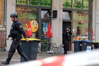            Polizisten in Halle/Saale: Bei Schüssen sind hier nach ersten Erkenntnissen zwei Menschen getötet worden.