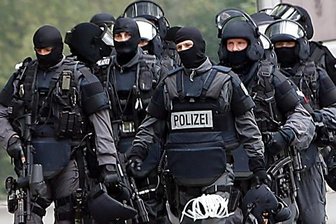 Mutmaßlicher Terror-Helfer stellt sich - Syrer aus Chemnitz nach Karlsruhe überführt - 