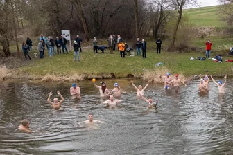 Mutprobe an der Talsperre Pöhl: Am Karfreitag bei fünf Grad Wassertemperatur angebadet - 