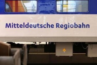 Mutprobe: Flaschenwurf auf Zug -
