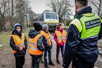 Mutproben und dumme Ideen: Wie ein Präventionsteam von Bundespolizei und Bahn tragische Unfälle verhindert - Der Regionalexpress aus Leipzig durchfährt mit 90 km/h den Haltepunkt Borna. Bastian Peter vom Präventionsteam der Deutschen Bahn demonstriert den Kindern, welche Sog- und Wirbelkräfte dabei entstehen.