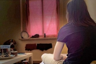 Mutter (28) drogenabhängig, Tochter (8) in der Psychiatrie - Emelys Behörden-Odyssee - Maria war als Kind in mehreren Pflegefamilien und in vielen Therapien. Der Kreislauf wiederholt sich - an ihrer Tochter. 