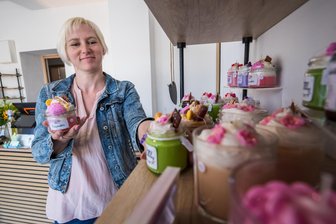Mutter eröffnet „Kinderkleiderei“: Was es in dem neuen Geschäft in der Innenstadt von Aue zu kaufen gibt - Sandra Reißmann hat in Aue ein neues Geschäft eröffnet. Dort gibt es Produkte von Herstellern aus der Region.