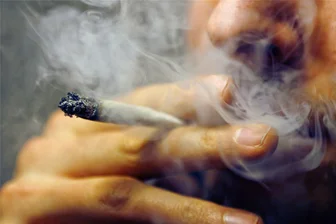 Mutter, Ex-Abhängiger, Kifferin: Drei sächsische Sichten auf die Legalisierung von Cannabis - Ab 1. April darf es ganz offiziell in vielen Gassen dampfen.