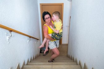 Mutter im Erzgebirge kämpft um Treppenlift: Aktion Kinderherzen will kleinem Kurt helfen - Die Treppe ist steil, und Kurt wiegt mittlerweile mehr als 20 Kilogramm. Für Mutti Katja Siegel ist der Gang zur oder aus der Wohnung stets ein Kraftakt. Doch mehr noch hat sie Angst, mit dem Kind auf dem Arm zu stürzen.