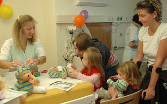 Mutter-Kind-Zentrum bündelt Stationen - 
              <p class="artikelinhalt">In der Kinderstation versucht Schwester Antje, Kindern die Angst vorm Krankenhausaufenthalt zu nehmen, in dem sie sich beispielhaft um Teddys kümmert.</p>
            