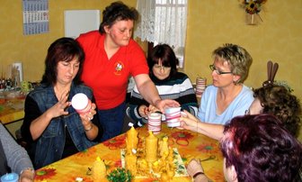 Mutter "klaut" sich Hobby von der Tochter: Kerzengießen im großen Stil - 
              <p class="artikelinhalt">Gabriele Fischer (stehend) erklärt den Frauen vom Rochlitzer Feuerwehrverein die Arbeitsschritte.</p>
            
