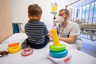 Mutter nach Weggang des einzigen Kinderarztes aus Mittweida: Bei Fieber bleibt nur die Fahrt in die nächste Stadt - Ein Arzt untersucht in einer Kinderklinik ein Kind. In Mittweida gibt es ab Februar keinen niedergelassenen Kinderarzt mehr.