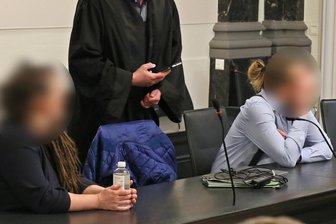 Mutter stillt Kinder fast zu Tode - Die Eltern stehen wegen Misshandlung von Schutzbefohlenen vor Gericht. Ihre Kinder sind heute schwerbehindert. Der Vater sagt: „Die Schuld liegt klar bei uns. Ich kann nicht in Worte fassen, was passiert ist.“
