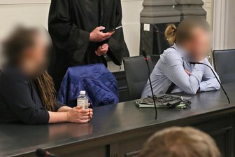 Mutter stillte Kinder fast zu Tode – Zwickauer Gericht verurteilt Eltern - Das Ehepaar aus dem Raum Zwickau wurde am Dienstag verurteilt. Grund für das Fehlverhalten war laut Gericht eine „massive idiologische Verblendung.“