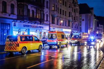 Mutter und Kind von Auto erfasst: Zwei Schwerverletzte nach Unfall im Erzgebirge - Nach dem Verkehrsunfall auf der Bundesstraße 101 in Aue sind mehrere Rettungswagen im Einsatz gewesen.
