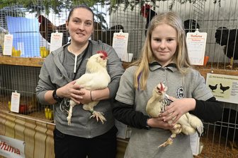 Mutter und Tochter aus dem Vogtland mit gemeinsamer Leidenschaft - Zoe Wunderlich und ihre Mutter Christina züchten beide Deutsche Zwerg-Lachshühner weiß-schwarzcolumbia.