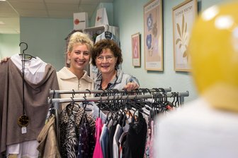 Mutter und Tochter verkaufen Mode-Schnäppchen in Stollberg - Aber nur zwei Wochen lang - Isabel Kröber (l.) und Kerstin Bleyl freuen sich im Kurzzeitladen in der Stollberger Herrenstraße auf Kundschaft.