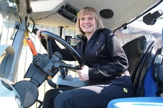 Mutter, Unternehmerin, ehemalige Milchkönigin: Diese Vogtländerin zeigt, wie taff Frauen in der Landwirtschaft sind - Julia Floß beherrscht als Betriebsleiterin auch sämtliche Technik.