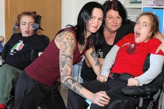 Mutterliebe allein reicht nicht zum Leben - Mutter Stephanie Dittrich-Schulz (vorn links) und Heike Wagner setzen Fanny nach einer Therapiestunde in den Rolli. Im Hintergrund wartet Stella auf ihre Schwester.