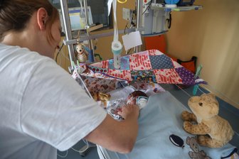 Muttermilchspenden aus Chemnitz retten das Leben von Frühchen - Frühchen Jakob erhält Streicheleinheiten seiner Mutter Carmen Oelsner - und mittlerweile von ihr selbst gespendete Muttermilch.