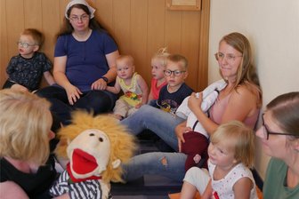 Mutti-Kind-Kreis in Falkenstein: Seit 20 Jahren Treffpunkt für die Jüngsten und ihre Eltern - Friedolin begrüßt jedes Kind persönlich. Madlen Grundmann und Ulrike Gröpper leiten den Mutti-Kind-Kreis von Kirche im Laden.