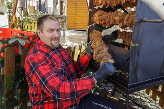 Mutzbraten, gebackene Waffeln und Glühwein: Das bietet der Weihnachtsmarkt Hohenstein-Ernstthal - Thomas Werner hat bereits am späten Freitagvormittag die ersten Mutzbratenspieße für den Weihnachtsmarkt in Hohenstein-Ernstthal in den Grill gehängt. Wenn am Samstag die ersten Besucher kommen, sind die bereits genussfertig.